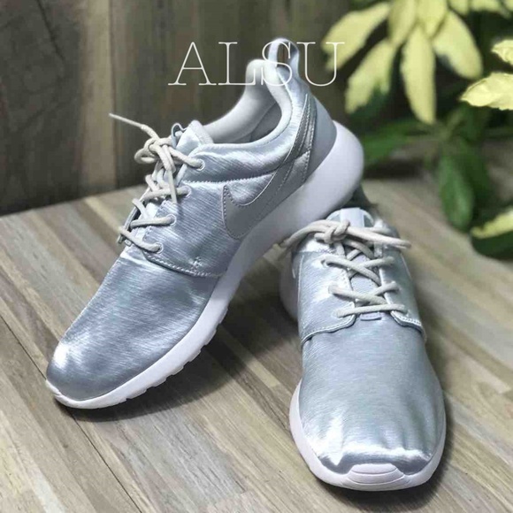 NWT Nike Roshe One PRM Pure Platinum W AUTHENTIC - Picture 3 of 7